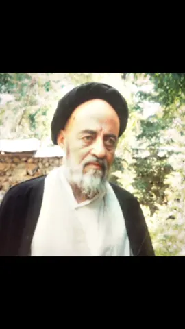 السادة الإمامية الذين يتّبعون مذهب الإمامية الاثني عشرية. يقوم منهجهم على عقيدة التوحيد الخالص، وتنزيه الله عن الشبيه والنقص، والإيمان بعدله وحكمته. ويرتكز مذهبهم على الاعتقاد بأن الإمامة منصب إلهي خُصّ به الأئمة الاثنا عشر من نسل الحسين، باعتبارهم المبيّنين للشريعة والمحفوظين من الخطأ في التبليغ، مع الإيمان بالنبوة والشفاعة والمعاد. ويتّبع السادة الإمامية فقه أهل البيت الذي يعتمد القرآن وسنة النبي وما صدر عن الأئمة، ويُستنبط وفق منهج أصولي قائم على الاجتهاد، بحيث يرجع المكلّف إلى مرجع تقليد في الأحكام العملية، ويُطبّق الأحكام الفقهية في مجالات العبادات والمعاملات وفق قواعد الاستنباط القطعية. وتمتاز مدرستهم، عقليًا، بأنها مدرسة كلامية عقلانية تعتمد البرهان العقلي في إثبات العقائد الأساسية، وترفض التقليد في أصول الدين، وتقدّم العقل القطعي على ظاهر النص عند التعارض، مستندة إلى قواعد مثل برهان الإمكان والوجوب، وبرهان الصديقين، وقاعدة اللطف في إثبات ضرورة وجود إمام معصوم يكمّل وظيفة النبوة ويحفظ الدين. وبذلك يجمع السادة الإمامية بين النسب النبوي والمنهج العقلي والفقهي الذي يُعدّ من أكثر المدارس الإسلامية اعتمادًا على البرهان والنص معًا  #الشيعة #علماء_الشيعة #فلسفة #fyp #اهل_البيت_عليهم_سلام 