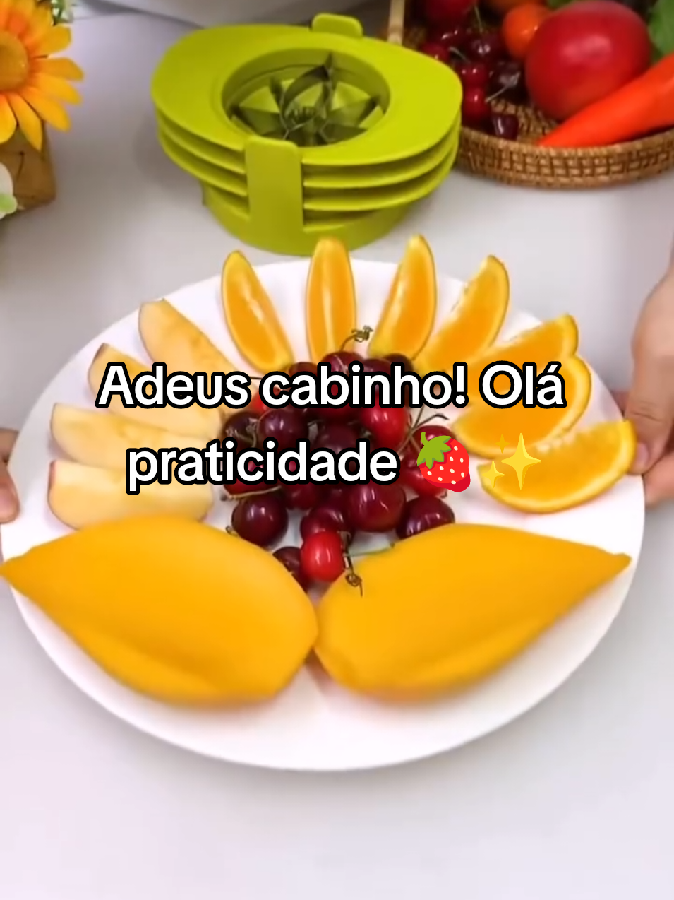 Amo esses gadgets para limpar e fatiar morangos! Práticos e perfeitos para sobremesas. 🍓✨ #kitchengadgets #fruitprep #strawberrylover #amazonfinds #viralproducts 
