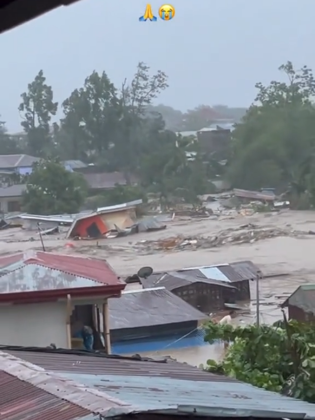 detik detik banjir bandang menerjang rumah warga 