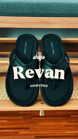 Walaupun cuma sandal, style harus tetap jalan! #homyped #langkahnyaman #sandalpria #menssandals #sandalmurah 