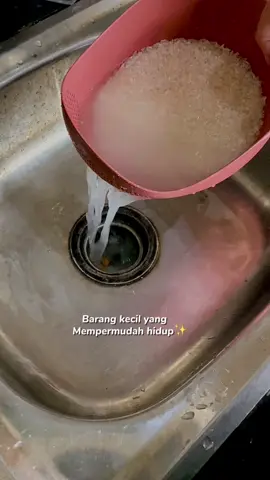 Selama ini masih cuci beras langsung di wadah magic com? 😳 Hati-hati yaa… lapisan anti lengketnya bisa ke gores-gores kalau terus digosok sama beras atau kuku. Kalau anti lengketnya rusak, nasinya bisa sering nempel, cepat bau, bahkan wadahnya jadi lebih cepat rusak 😭 Sekarang aku pakai peniris cuci beras ini  Lebih bersih, tinggal goyang-goyang, air kotor langsung keluar… dan berasnya tetap aman nggak ikut hanyut. Harganya murah, fungsinya bikin hidup di dapur jauh lebih praktis  Si kecil tapi ngebantu banget! #wadahcuciberas #wadahcucisayur  #peniris #penirismakanan #tempatcuciberas 