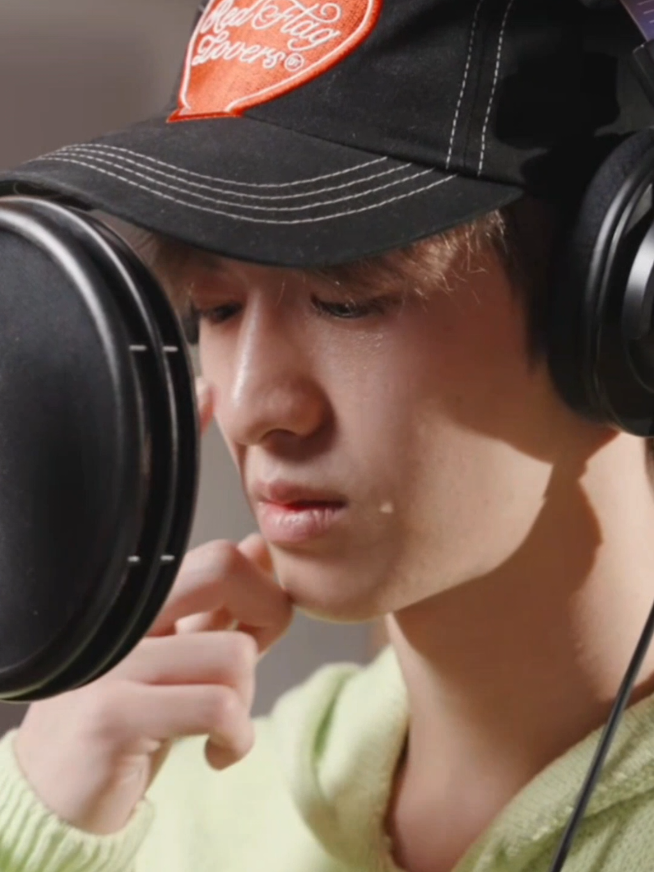 ไม่รู้ว่าจินเจออะไรมาบ้าง รู้สึกเศร้าขนาดไหนตอนอัดเพลงนี้ แต่รับรู้ความรู้สึก​ผ่านน้ำเสียงได้จริงๆ ไม่รู้ว่าสิ่งที่ยังก้าวข้ามไม่ได้คืออะไร อยากบอกว่าที่ผ่านมาเก่งมากเลยนะ เก่งมากจริงๆ ขอบคุณ​ที่สู้กับใจตัวเองมาตลอด ขอบคุณ​ที่ตั้งใจเขียนเพลงความหมายดีๆแบบนี้ออกมาให้เราได้ฟังนะครับ  ❤️ @JINWOOK BUS  #BUS_ยังรักอยู่ไหม  #BUS_BehindTheSong  #JINWOOKkim 