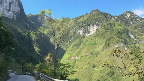 📍Đèo Mã Pì Lèng - Cung đường Hạnh Phúc 📍 3 người, 2 xe, 1 cung đường  Đi để biết tại sao Mã Pì Lèng được mệnh danh là một trong “Tứ đại đỉnh đèo”, để cảm nhận cung đường Hạnh Phúc, sự hùng vĩ của vùng cao nguyên đá địa đầu Tổ quốc. Mỗi khúc cua là 1 lần phải “wow” với cảnh sắc thiên nhiên 🏔️⛰️⛰️ #hàgiang #mapileng #vietnam 