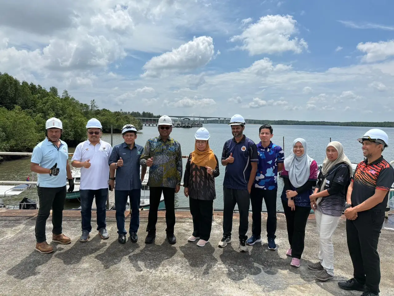 Hari ini 17 November 2025, saya dengan pengurusan Permodalan RISDA Berhad telah menghadiri lawatan pemantauan dan mengadakan sesi perbincangan bersama-sama Kementerian Belia dan Sukan diwakili oleh Bahagian Pembangunan Kemahiran Belia, Bahagian Pembangunan dan Institut Kemahiran Belia Negara, bagi memantau kerja akhir sebelum PRB menyerahkan kapal yang kami bekalkan untuk tujuan latihan pelajar IKBN dalam bidang maritim.  Semoga semua urusan berjalan lancar hendaknya #LokmanNoorAdamOfficial #UMNOMalaysia #BarisanNasional #SoladiritiNajibRazak #ZahidHamidi   https://www.facebook.com/share/p/16XoeFRS8r/