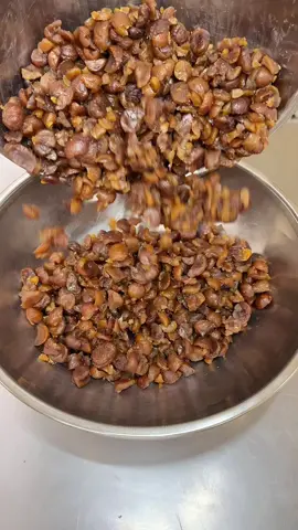 もちもちマロン食パン🌰 大阪なんばにある嵜本ベーカリー大阪初號本店では、栗をたっぷり入れた11月のマロンマロン食パンを販売中🍞 マロンペースト等3種類の栗の材料をパン生地と同じくらいたくさん入れた、どこを食べても栗が楽しめる、秋のおすすめ食パン🍁 軽くトーストしてバニラアイスを乗せて、はちみつをかけたら背徳の味🍯 マロンマロン食パン 1,100円 オンラインストアでも販売中🍞 Chewy Chestnut Bread🌰 Sakimoto Bakery Osaka Hatsugo Main Branch in Namba, Osaka, is currently selling their November Chestnut Bread🍞 This recommended autumn bread contains as much chestnut-flavored ingredients as the dough, including chestnut paste, allowing you to enjoy the chestnut flavor wherever you bite into it🍁 店舗名：嵜本ベーカリー大阪初號本店 住所：大阪府大阪市浪速区難波中２丁目３−１８ １階 営業時間：9:30~19:00 #嵜本ベーカリー #マロン #食パン #お取り寄せ #食パン