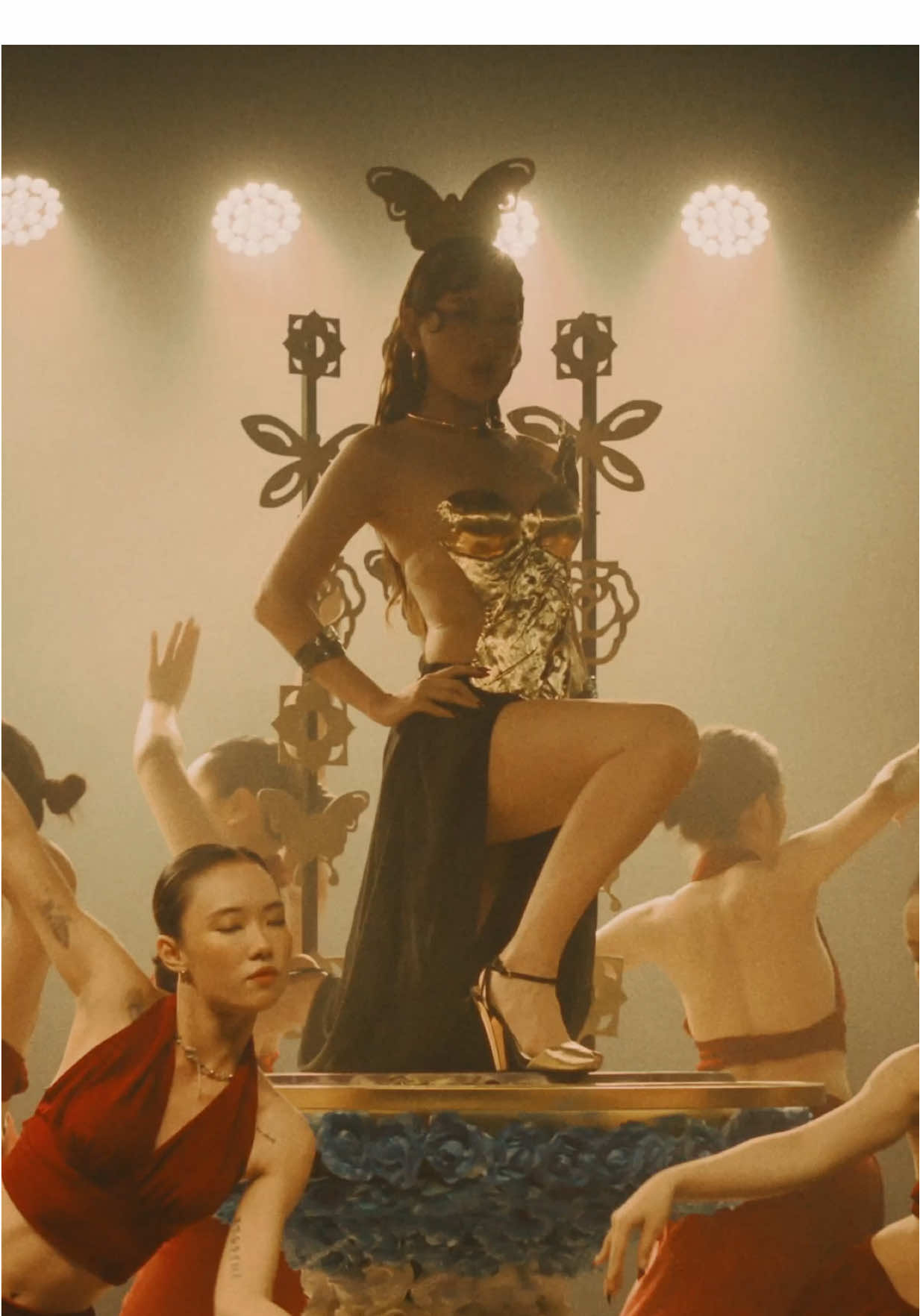 Mau lênnnn nếu vẫn muốn nhìn ngắm nàng 🤭 #chipu #vanmaihuong #vuonhong