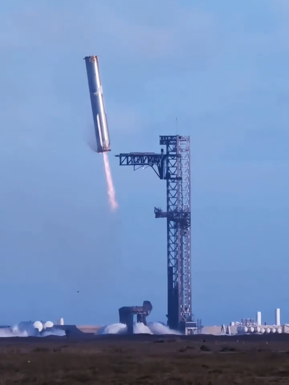 Um vislumbre empolgante da ambição espacial ✨, mostrando Elon Musk 👨‍🚀 (com sua camiseta 