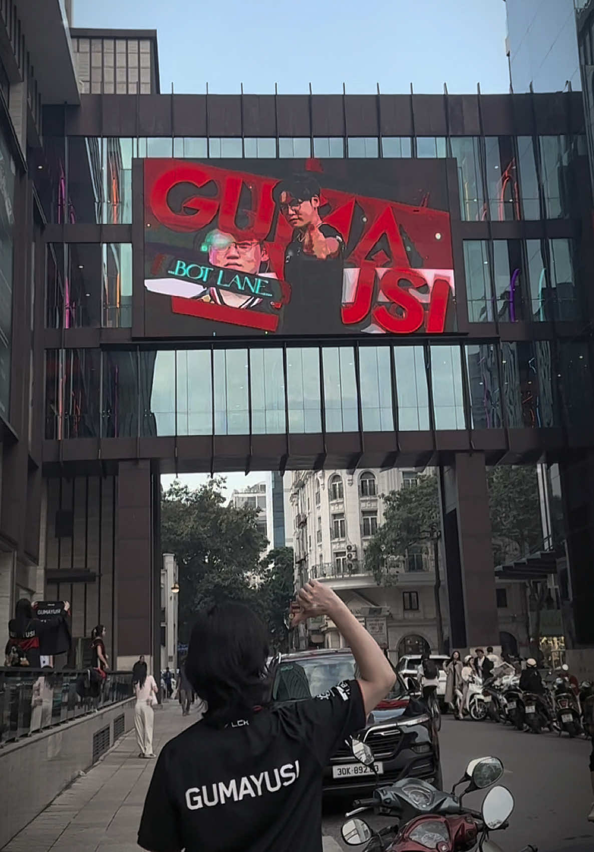 Tạm biệt T1, chúc cho D O F K ở lại mạnh giỏi. Tạm biệt T1 Gumayusi. Hạnh ngộ Gumayusi. Giờ chỉ là Gumayusi thôi nhỉ. Chà, lần cuối cùng check led lineup DOFGK rồi đó. Gumi ơi, mùa giải mới hẹn gặp em ở con đường đầy hoa nhé. Chúng ta ngày mai gặp lại. Không có tiếc nuối, không có sầu đau, sau này chỉ còn hạnh phúc thôi nhé.  #thankyouT1 #dofgk #T1gumayusi 