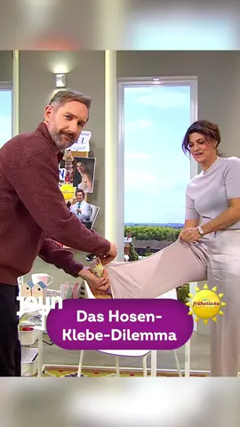 Satinhosen sehen super aus, haben aber das Problem, dass sie sich gerne mal an die Haut kleben. Gut, dass es hierfür eine Lösung gibt: Statik-Spray! Es erfordert allerdings auch Team-work. Seht selbst! 😄 #ffs #sat1 #sat1frühstücksfernsehen #joyn #moderatoren 