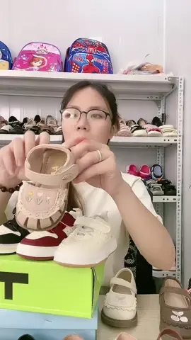 Liên tục cập nhật những mẫu mã mới nhất. Các mom vào xem live để săn những mẫu giày-dép cực xinh cho bé nhà mình nha