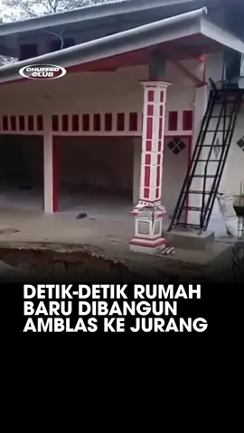 “DETIK-DETIK RUMAH BARU DIBANGUN AMBLAS KE JURANG” Rumah baru yang bahkan belum selesai dibangun tiba-tiba amblas ke jurang. Tanah yang labil dan kurangnya survei geologi jadi perhatian serius. Banyak pembangunan dilakukan tanpa analisis tanah yang memadai, terutama di daerah rawan longsor. Ini bukan sekadar musibah, tapi peringatan keras bahwa pembangunan harus memperhatikan keselamatan, bukan hanya cepat selesai. #longsor #pembangunan #tiktokkritis #bencanaindonesia #fyp