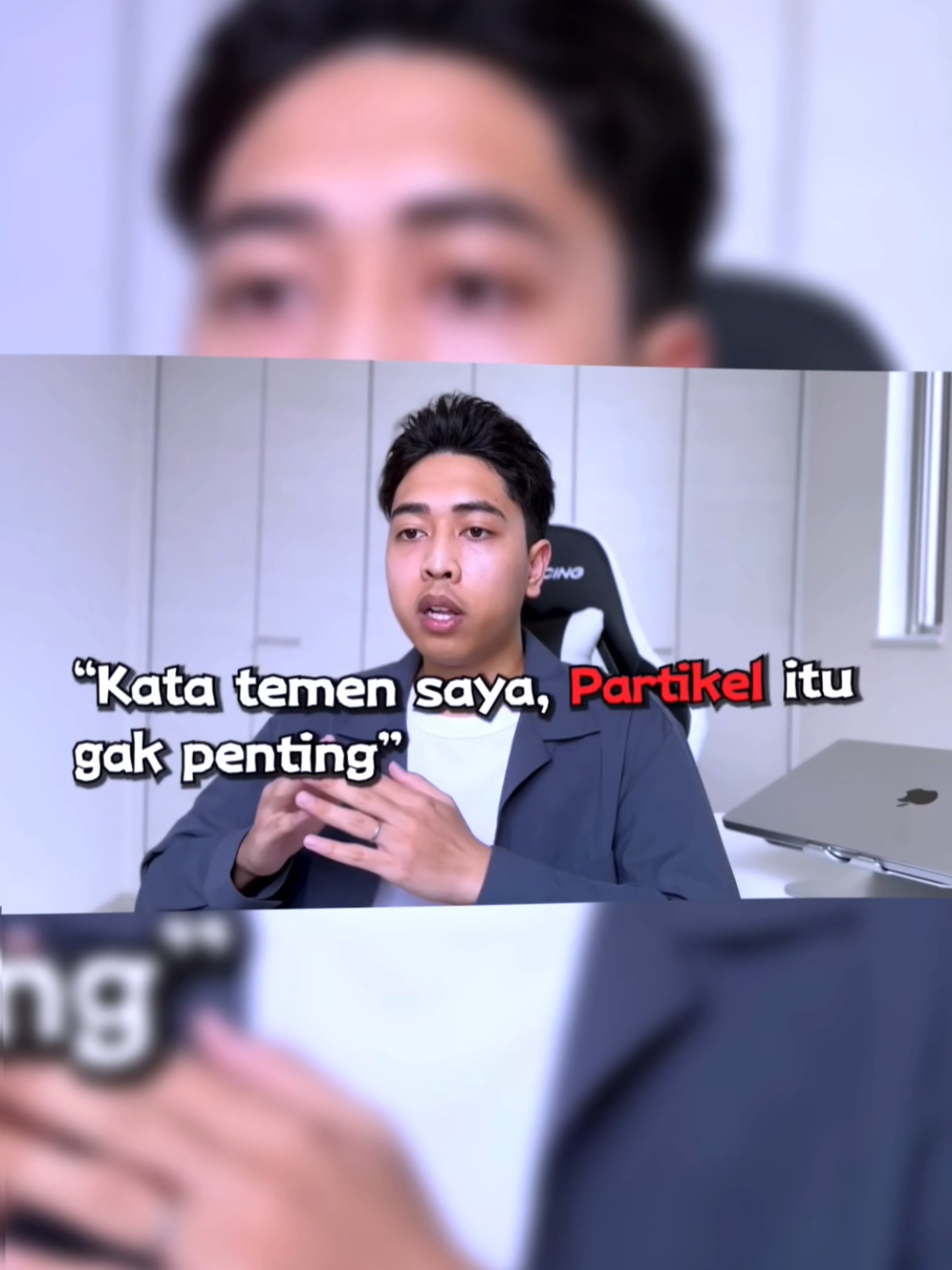 apa itu partikel di dalam bahasa Jepang?  Partikel bahasa Jepang adalah kata bantu pendek yang berfungsi menjelaskan hubungan antar kata dalam kalimat, seperti topik, subjek, objek, arah, tempat, dan kepemilikan. Partikel selalu diletakkan setelah kata yang dimodifikasi dan berperan penting dalam memberikan konteks dan kejelasan, tidak seperti beberapa bahasa lain yang mengandalkan urutan kata. Partikel dalam bahasa Jepang dikenal juga dengan istilah 助詞 (joshi) atau てにをは (tenioha). #partikel #partikelbahasajepang #belajarbahasajepang #jepang #jepang🇯🇵 