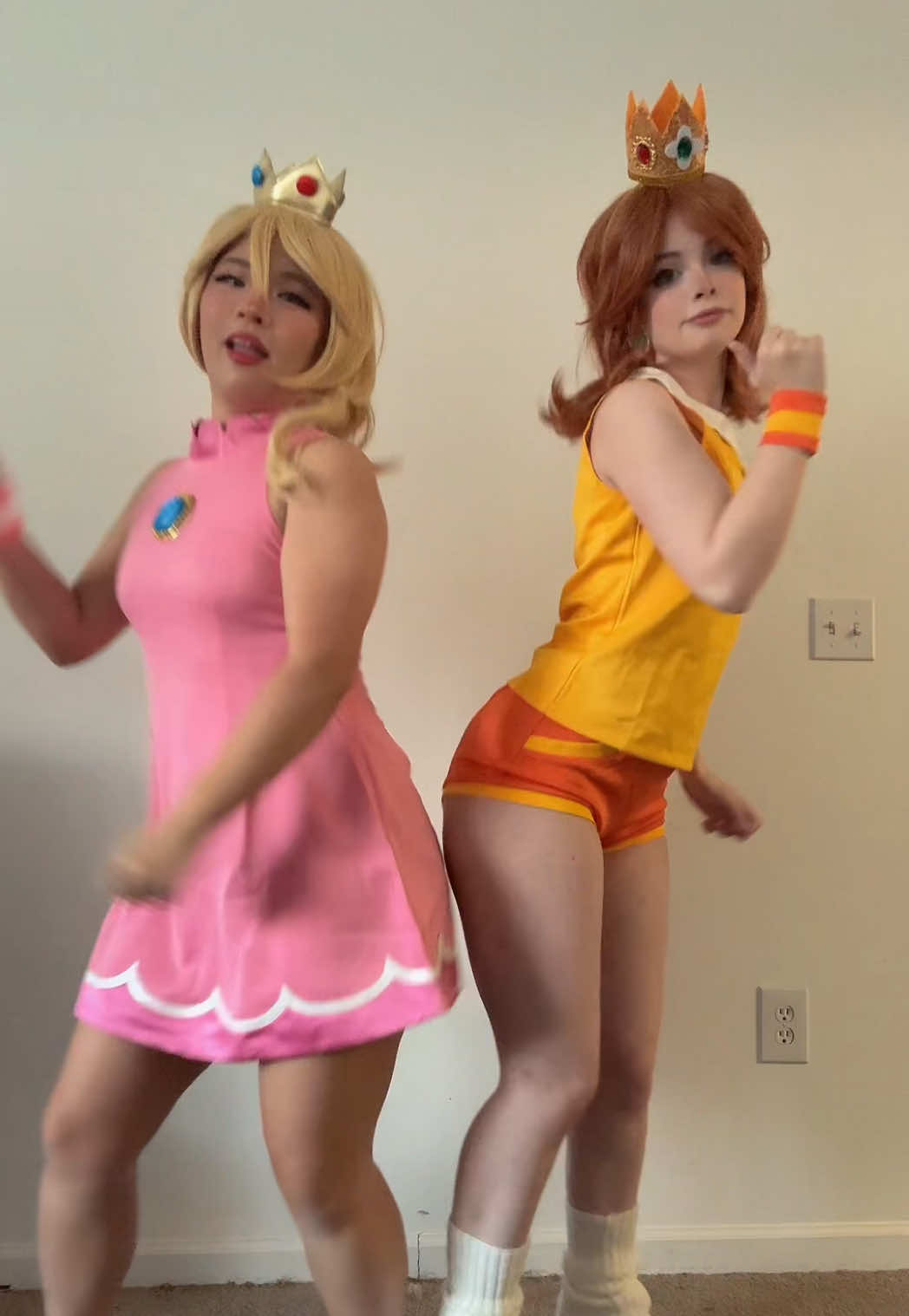 Peach and Daisy showing off their moves!!! 🩷🍑Princess Peach: @🌸Jenniichii🌸  #princesspeach #princessdaisy #cosplay 