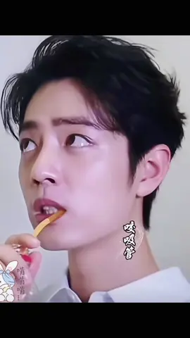 Thông cảm, em bé đang tuổi ăn tuổi lớn, lại đang mọc răng nên ngứa nướu hay cắn bậy bạ thoy chớ khum coá j đâu. Vương 1Bo mau tới bồng em bé nhà anh về nhà chăm đi nèeee 🤭🤭🤭 #TiêuChiến #VươngNhấtBác #bjyxszd #王一博肖战 #GàHầmRose❤️💚 