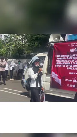 Jakarta, Senin, 17 November 2025 – Suasana haru dan penuh desakan mewarnai aksi demonstrasi para honorer yang berkumpul di sekitar Istana Negara dan Kementerian Pendayagunaan Aparatur Negara dan Reformasi Birokrasi (Menpan-RB). Aksi ini bertujuan menyampaikan permohonan agar suara mereka didengar oleh Presiden, DPR, dan Menpan-RB, sekaligus menyoroti diskriminasi dan ketidakpastian nasib yang mereka rasakan. Kekecewaan atas Pengabdian yang Diabaikan Para peserta aksi menyuarakan kekecewaan mendalam karena merasa kontribusi mereka diabaikan meskipun telah mengabdi selama bertahun-tahun. Keberadaan Dipertanyakan: Mereka mempertanyakan, 