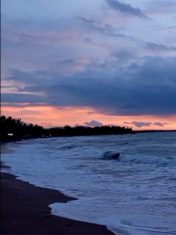 santai menikmati sunset di pantai Anyer #sunsetpantaianyerbanten #creatorsearchinsights #sunset #beach 