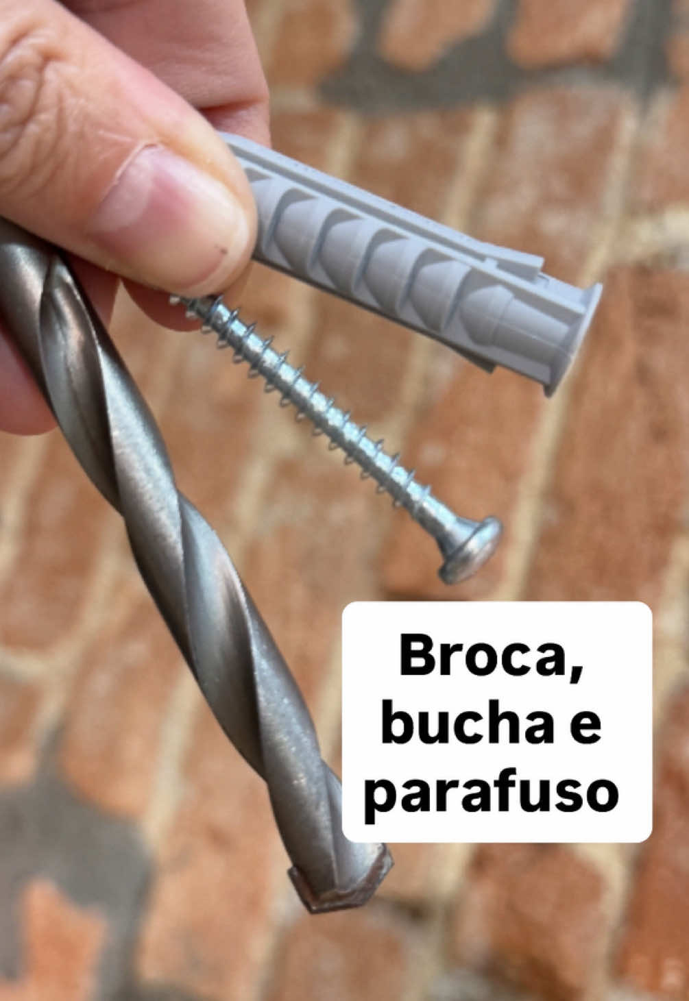 Broca, bucha e parafuso formam o trio de fixação das coisas na parede 🫶🏽 Pra garantir mais firmeza e segurança, é fundamental que a gente entenda as particularidades de cada um e também saiba como eles interagem entre si. O vídeo de hj traz um apanhado geral pra te ajudar na hora de fazer instalações na parede e evitar que as coisas despenquem de lá, rs E você, que outra dica daria pra quem tá afim de botar aquela prateleira na parede?
