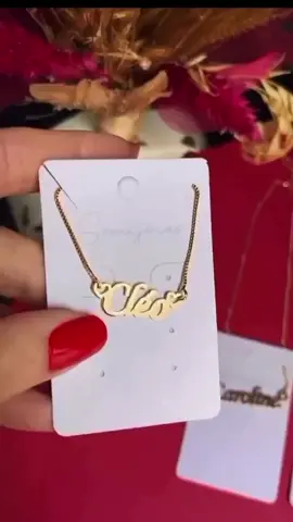 Seu nome, seu brilho! ✨ Colar personalizado banhado a ouro 18K, hipoalergênico e perfeito para presentear. Peça já o seu no link nos comentários #Luxo #PresenteIdeal #personalizado 