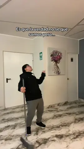 Bailando y barriendo mijo😁🕺🏻🎶👮🏼‍♂️#viralvideos #musica #baile #trabajo #contenido 