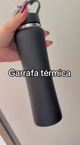 A garrafa térmica que vai com você pra tudo! 💧🔥❄️ Mantém quente, mantém frio e ainda vem com tampa 2 em 1 — prática, leve e perfeita pra viagens, academia e rotina. Sua bebida sempre na temperatura certa! #GarrafaTérmica #QuenteEFrio #Viagens #RotinaFitness #DiaADia