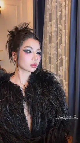 Khum thể chờ được nứa khui trễ hai hum Em xinh @LYHAN  bới tóc cho e ý mà layout này xinh quá đi thui mọi người thấy thế nào ạ  🥰 Makeup HoàTrần #lyhan #emxinhsayhi#emxcđẹp  #tạokiểutóc #fashion 