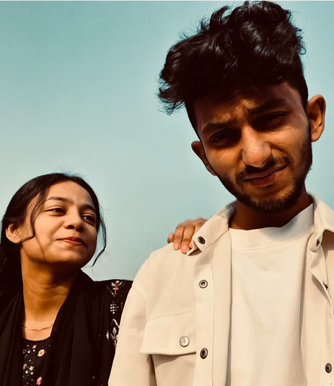 ছবিটা শুধু দু’জন মানুষকে দেখায়, কিন্তু এর ভিতরে লুকানো থাকে হাজারটা অনুভূতি—হাসি, কান্না, ভালোবাসা, আর একসাথে থাকার প্রতিশ্রুতি।#foryou #frpシ #vairal #unfrezzmyaccount #sabbirswag @TikTok Bangladesh 