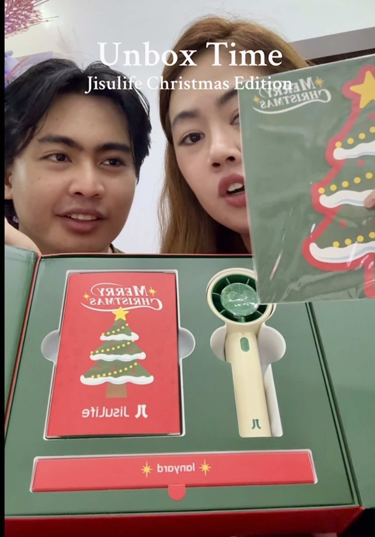 it’s limited lang guys!! grab na while may stock pa ng Christmas Edition ng Jisulife 💕. #jisulife #jisulifefan #christmasgifts #portablefan #giftideas 