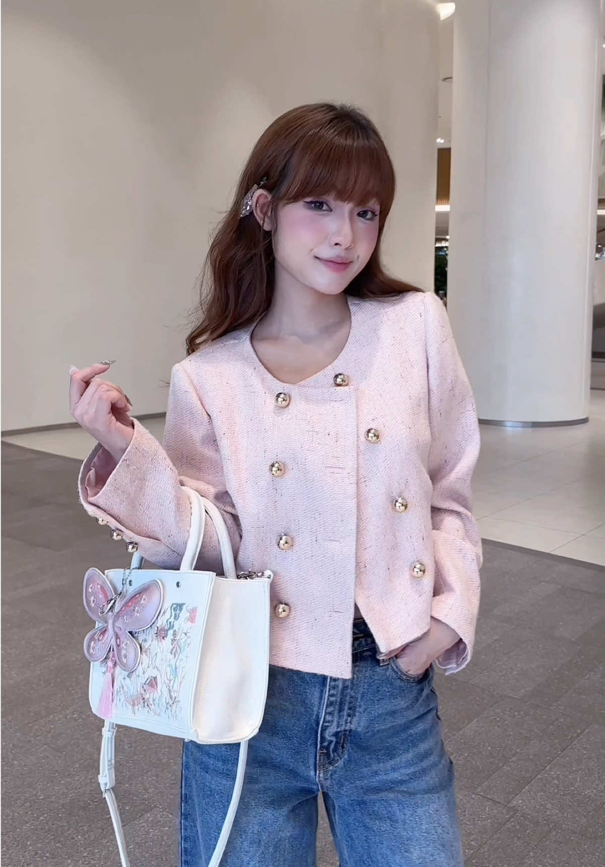 Khi tui phải đi làm nhưng vẫn mún làm công chúa 👸 Phá bỏ định kiến rằng đồ công sở thì nhàm chán và thô cứng ^^ outfit đi làm của nàng có thể vừa lịch sự mà vẫn khoe trọn cá tính 🎀 Tô điểm cho set đồ thêm ấn tượng không thể thiếu những chiếc túi xink. The Book - chiếc túi nhỏ nhắn nhưng chứa được cả thế giới của nàng💄👛🫧 #ngaos #handbag #outfitcheck 