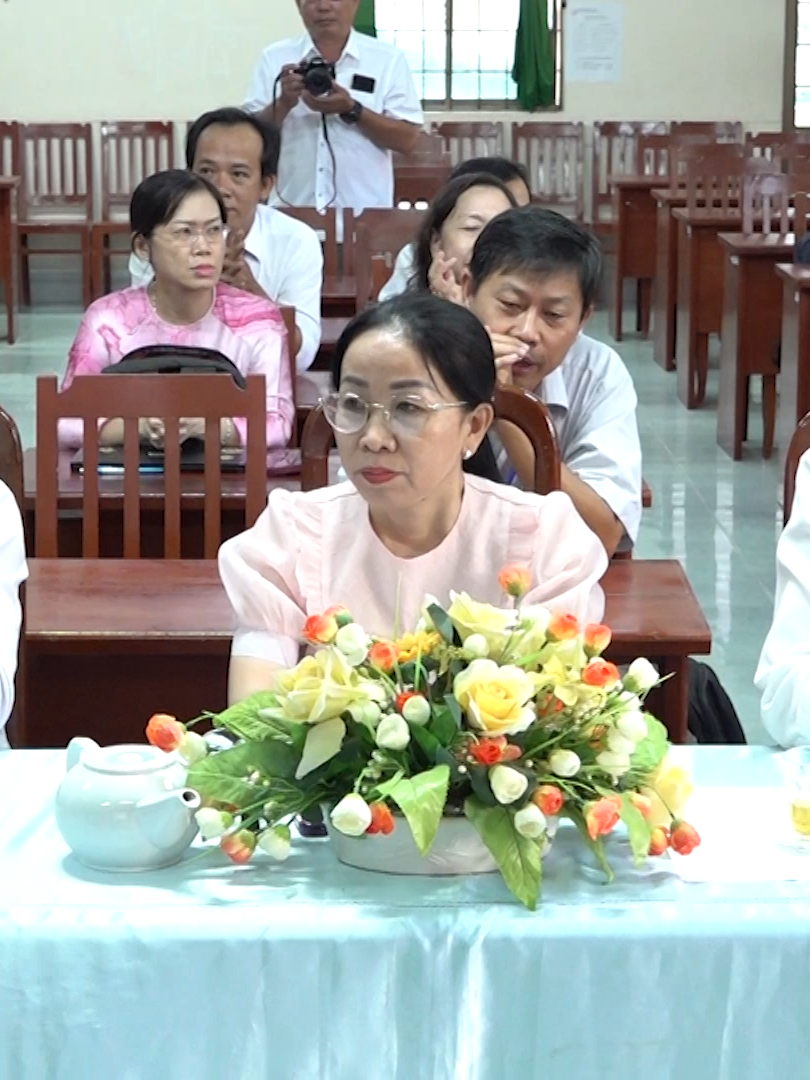 TRAO QUYẾT ĐỊNH NGHỈ HƯU VÀ BỔ NHIỆM HIỆU TRƯỞNG TRƯỜNG THPT CHUYÊN THỦ KHOA NGHĨA #tintucphuongchaudoc #truyenthongchaudoc #truyenthanhphuongchaudoc