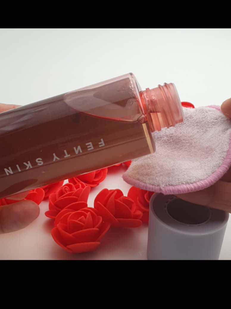 Je vous présente aujourd'hui  un toner. Le Cherry Dub de @fentyskin  reçu grâce à @influenster . 🥀🥀Ce toner est pratique à verser.  Il a un parfum très léger agréable.  🥀🥀Il me permet d'avoir une peau moins graisseuse et plus radieuse. Il hydrate parfaitement ma peau . 🥀🥀Il fait partie de ma routine du matin et du soir. @Fenty Skin #toner #fenty #influenster @influenster 