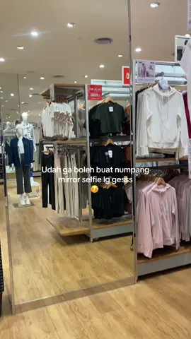 Ya ga siii? Atau aku aja yang terlalu suudzon 😭🙏🏻 #mirrorselfie #mirror #uniqlo #foryou 