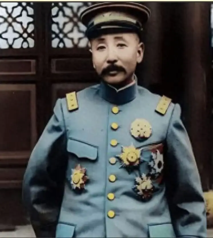 #1894年，張作霖去于六家喝酒，中途于六去放水，誰料于六的小老婆二蘭子竟然直接撲到張作霖懷中，一邊扒自己衣服，一邊撥亂秀發大喊救命啊，非禮啦！張作霖目瞪口呆不知該如何是好。 張作霖出生在1875年，那時候的遼寧海城駕掌寺鄉馬家房村西小洼屯是個窮地方。他家祖籍河北大城，本來姓李，后來過繼改成張姓。父親張有財開小店做買賣，可日子過得緊巴巴，還愛賭錢。王氏是母親，家里有大哥張作泰、姐姐張馮氏、二哥張作相和小弟張作孚。張有財1888年在賭場圍觀時揭發地主王某作弊，回家路上被王某用鐮刀打成重傷，不治身亡。張作霖和張作孚想報仇，潛入王家開槍行刺，結果手槍走火打中王家老婦，張作霖逃掉，張作孚扛下罪名，本來判斬首，后來家里花光錢疏通，改由二伯父頂罪判十年徒刑。張作霖從此流落街頭，母親王氏帶著一家遷到廣寧縣娘家暫住。他四處打零工，當過燒餅攤販、跑堂、木匠、貨郎，還上山采藥草和人參。后來跟繼父李氏學獸醫，學會相馬和治馬的本事，兩年后到圖河堡大車店當傭工。那時候巨匪馮麟閣、杜立三常在附近出沒，張作霖性格直爽，跟他們混熟，幫著貿易馬匹。 1892年，張作霖離開圖河堡，跑到營口縣高坎鎮杜家店當幫工。鎮上雜貨鋪掌柜常玉山見他餓得眼眶凹陷，給了兩個雜面饅頭。張作霖吃完就拿起掃帚掃門前積雪，從此留在鋪里干活，喂馬、劈柴、搬貨、算賬樣樣行。他在給牲口看病上特別有天賦，圍著病畜轉幾圈，檢查蹄子和牙口，用草藥敷上，三五天就能讓瘸腿騾子走路。消息一傳開，十里八鄉的農戶都牽著病馬病牛來雜貨鋪后院找他。張作霖就這樣在高坎鎮站穩腳跟。祭灶那天，鎮東頭于六從馬車上下來，他是方圓百里的大財主，手握上千畝黑土地，鎮上糧行當鋪多半是于家字號。于六看到張作霖給人畜扎針治病，就提出合伙開獸醫樁。獸醫樁開張時掛滿大紅燈籠，三間門臉，門口匾額寫著“妙手回春”。張作霖穿上新做的靛藍棉袍，坐在診臺前招呼客人。于六管著財務，生意越做越大，騾馬市價都漲了三成。張作霖負責看診，處理各種畜病病例，兩人合作一段時間，表面上還算融洽。 獸醫樁生意紅火，于六新納了個姨太太二蘭子，她原是戲班里的刀馬旦，二十出頭，柳葉眉杏核眼，穿水紅緞面夾襖往柜臺一站，就能吸引滿屋子人的目光。二蘭子常到藥柜后面湊，說是要學辨草藥，手指總有意無意劃過張作霖的手背。張作霖處理藥材時盡量避開，但二蘭子多次接近。一天中午，于六派人請張作霖到府上喝酒，桌上擺著燒刀子，三杯下肚，于六起身去茅房。二蘭子突然踉蹌著撲到張作霖懷里，扯開衣襟，撥亂頭發大喊非禮。張作霖推開她，站起身不知所措。于六提著褲子沖進來，看到姨太太云鬢散亂哭泣，當場指責張作霖不軌。于家護院把張作霖捆綁，拖到鎮口老槐樹下，用皮鞭抽打，棉襖破裂，血水流出在雪地里凝成冰碴。張作霖被綁了一個時辰，傷口越來越多，肋骨斷了兩根。常玉山帶著保長趕來現場說情，于六咆哮說親眼所見，要把張作霖沉塘。常玉山勸不動于六，只能退回雜貨鋪。于家護院繼續抽打，張作霖左腳落下殘疾。 常玉山半夜帶著伙計提著煤油燈摸到鎮外，割斷麻繩，把凍成冰坨子的張作霖背回雜貨鋪。老郎中檢查傷勢，用銀針處理，確認肋骨斷兩根，左腳殘疾。張作霖昏睡三天三夜，醒來見常玉山往包袱里塞干糧，勸他往南走，因為于六放出話來，再見張作霖就要打斷脊梁骨。張作霖帶著藥箱，瘸著腿離開高坎鎮。1894年，甲午戰爭爆發，張作霖經曾在繼父處治馬的趙德勝介紹，投奔宋慶的毅軍，當上騎兵，專門給戰馬治傷，軍中花名冊上寫著他的名字。他隨軍征戰遼南，轉戰復州、蓋平、海城等地，與日軍交鋒。1895年春，日軍進攻田莊臺，張作霖在戰役中幸存。不久，清廷與日本簽訂馬關條約，毅軍調回關內，張作霖不愿離開家鄉，趁開拔混亂當了逃兵。回到故里，他娶了黑山縣趙家廟地主趙占元次女趙春桂，在海城縣高坎村開獸醫莊營生，結交綠林朋友。1896年，經馮麟閣介紹，加入廣寧董大虎匪幫，當“蘭把子”，但不滿董大虎搶劫婦女的行為，兩個月后脫離。