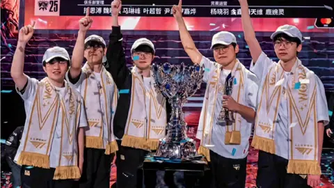 T1 MAKES CHANGES I'm happy for Doran, but sad for Gumayusi. I imagine that T1 didn't take out Gumayusi, most likely Gumayusi wanted to leave or that's what I would like to think, (although I had previously said that if it would depend he would always be in T1) why I really don't think T1 chose Peyz over Gumayusi (be careful, I'm not saying that Peyz is bad) but things change, who knows and all the problems made him rethink his future and how he felt in T1, I really don't know because Gumayusi is gone, but whatever the reason, I hope his future continues to shine. I don't know how his performance will be but I wish the best to this new team and the future Gumayusi team. #viral #t1 #gumayusi #doran #parati 