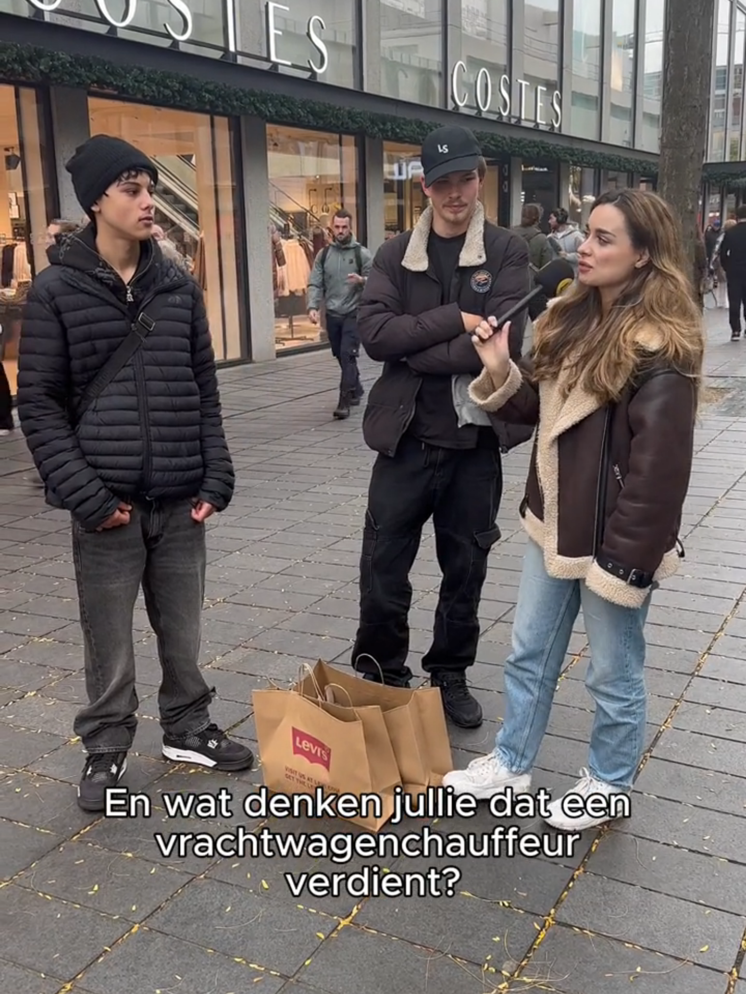 Wat denk jij dat een vrachtwagenchauffeur maandelijks verdient?💡 Laat het ons weten in de comments. 👇 #Levelworks #vrachtwagenchauffeur