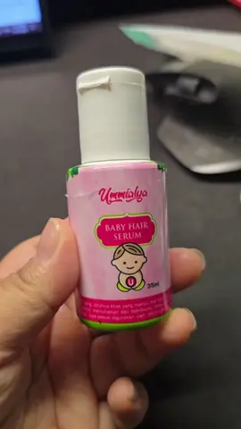 Baby Hair Serum Ummialya — lembut, selamat & bantu kuatkan akar rambut si manja. Bebas paraben, sulfat & pewangi tiruan. Untuk rambut baby yang sihat dari akar