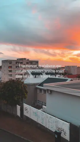 #tristerealité À un moment, tu réaliseras que certaines personnes peuvent rester dans ton cœur mais pas dans ta vie.❤️