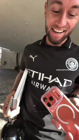 Ternyata berita hari Senin itu hp baru😭 . #marcklok #persib #vanspersib #persibjuara #bobotoh #bandung #fyp #foryoupage #persibbandung 