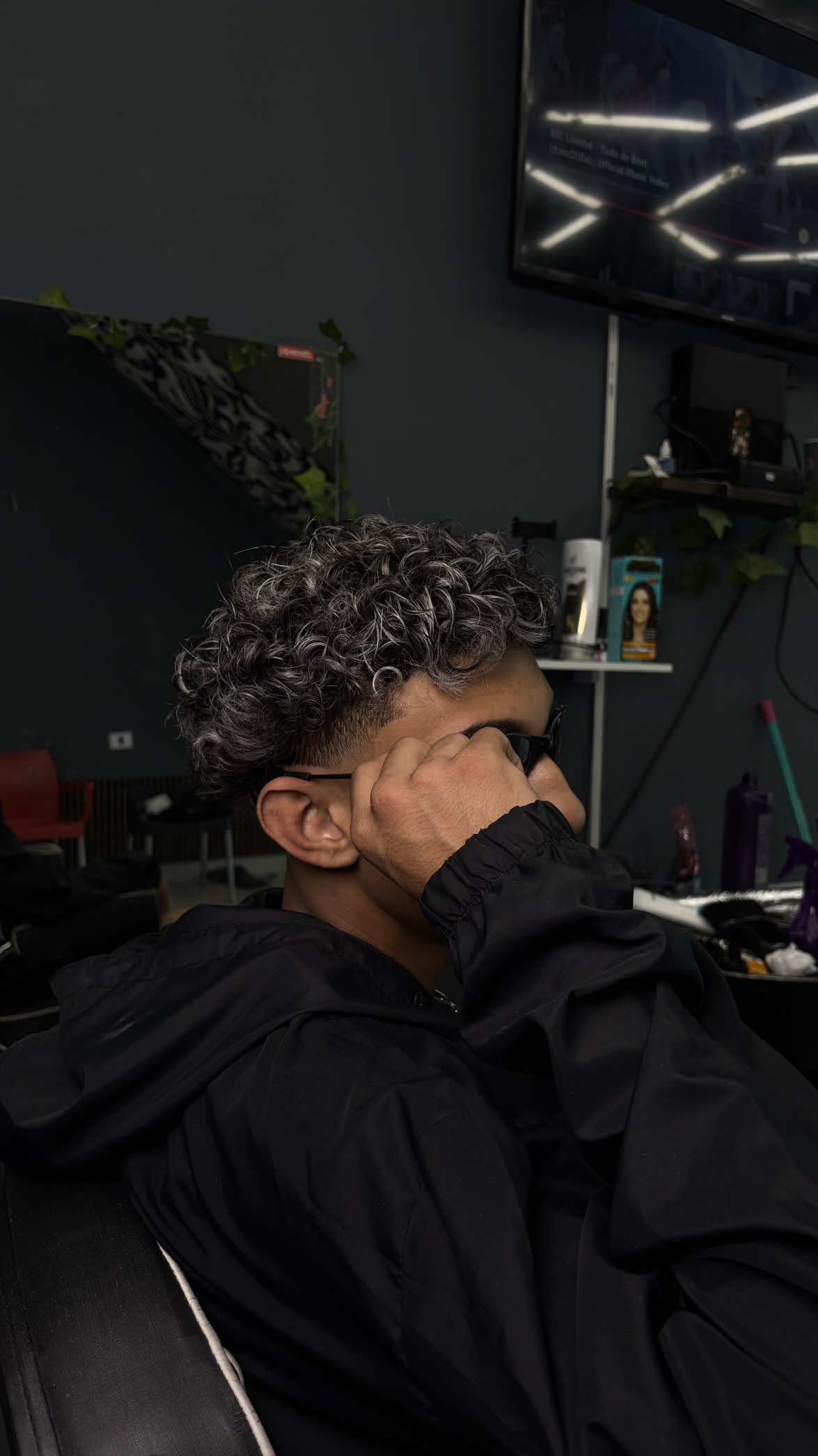 LUZES PLATINADAS EM CABELO CACHEADO= 👑🔥 .                                                          .#cachostiktok #mechasplatinadas #platinado #luzesnocabelo #taperfade 