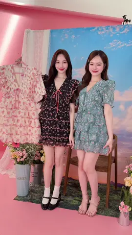 น้อง Cherie Dress~✨🩵 ความน่ารักแบบ unlimit กับมินิเดรสสุดน่ารัก จากผ้า chiffon เนื้อสวย งานพิมพ์ด้วยลายดอกไม้สุดคิ้วท์ ที่มีมาให้รู้จักกันถึง3สีใหม่ๆ ด้านหน้าแต่งระบายคลื่น พร้อมกับเก็บขอบเป็นชั้นๆสวยงาม ตัวแขนตุ๊กตาแต่งสม็อค มีซิปหลังและซับใน สวยโดนใจขนาดนี้ พี่สาวต้องเก็บให้ครบเซ็ตนะค้าา Color : Pink,Green,Black Size : XS S M L XL 2XL