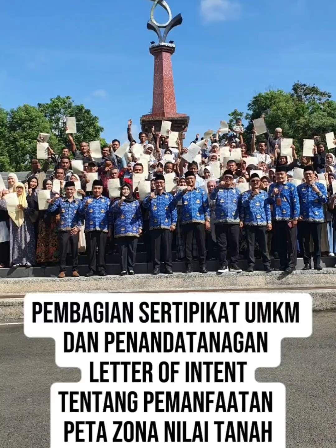 Pembagian 95 Sertipikat UMKM dan Penandatanganan LoI Pemanfaatan Zona Nilai Tanah di Kabupaten Tasikmalaya Tasikmalaya – Pemerintah Daerah Kabupaten Tasikmalaya bersama Kantor Pertanahan Kabupaten Tasikmalaya melaksanakan kegiatan pembagian Sertipikat Hak Atas Tanah (SHAT) UMKM sebanyak 95 bidang untuk masyarakat Desa Madiasari, Kecamatan Cineam, yang dirangkaikan dengan Penandatanganan Letter of Intent (LoI) tentang pemanfaatan Zona Nilai Tanah (ZNT). Kegiatan tersebut dipimpin secara langsung oleh Bupati Tasikmalaya, H. Cecep Nurul Yakin, bersama Kepala Kantor Pertanahan Kabupaten Tasikmalaya, Epha Mariana, S.I.P., M.A.P., QRMP, bertempat di Halaman Setda Kabupaten Tasikmalaya, pada Senin (17/11/2025). Penyerahan sertipikat ini merupakan upaya pemerintah dalam memberikan kepastian hukum atas tanah bagi pelaku UMKM guna mendukung pengembangan usaha dan peningkatan akses permodalan. Sementara itu, penandatanganan LoI menjadi langkah strategis dalam memperkuat pemanfaatan data dan Zona Nilai Tanah untuk mendukung perencanaan pembangunan, penataan ruang, serta optimalisasi pelayanan publik di bidang pertanahan.
