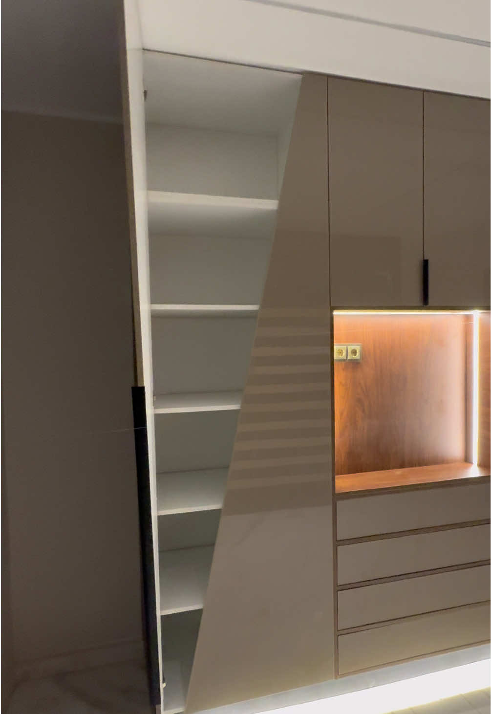 Enzo cuisine 💪🏿💪🏿@Saadoun groupe @Abdeco @Ramzi Déco #meuble #قسنطينة 