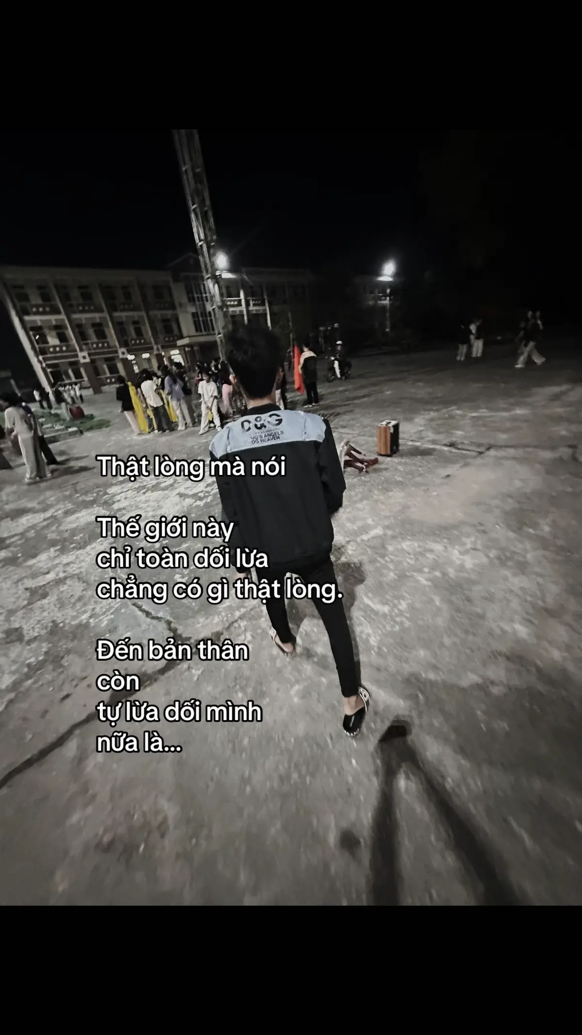 Thật lòng mà nói Thế giới này  chỉ toàn dối lừa chẳng có gì thật lòng. Đến bản thân còn tự lừa dối mình nữa là… #bovodanh☃️ 