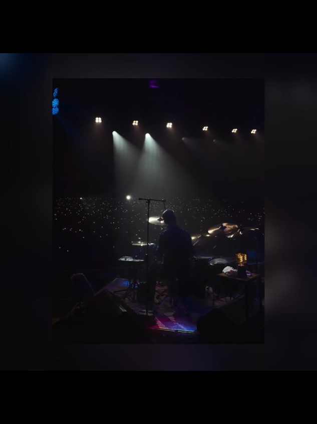 Trecho de Vídeo e fotos do Serginho e os amados do Roupa Nova no show em Santos - SP💙 .15/11/25. . Música: A Paz - Roupa Nova  . 📸 🎥 mariafernandadrumond Instagram Stories @Roupa Nova Oficial  . #serginhoherval #serginhohervalroupanova #simplesmenteroupanova #roupanovashow #serginhohervalpaginadefas