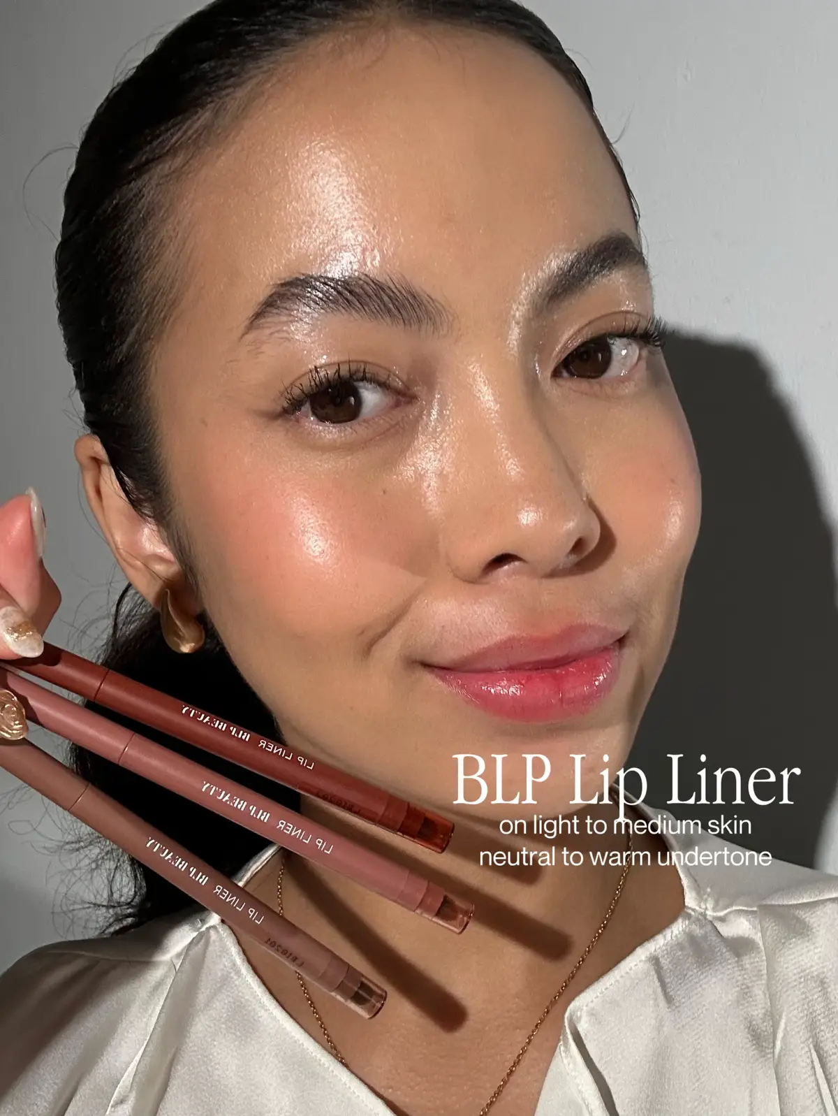 this is how BLP lip liner on my lips! idk why kalo lip liner di bibir ku jd lebih gelap gitu ga kayak di foto catalognya mereka... buuut hope it helps! #lipliner #shadetwins #makeup 