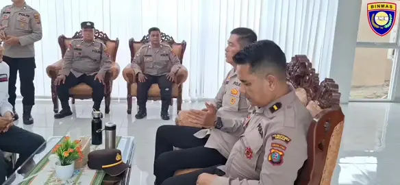 Pers Sat Binmas Polrestabes Medan Melaksanakan Kunjungan ke Polsus Kehutanan Balai Gakkum Sumut Terkait Gangguan Kamtibmas dan Sosialisasi Layanan Call Center 110 Personel Satuan Binmas Polrestabes Medan melaksanakan kunjungan dan koordinasi ke Kantor Polisi Khusus (Polsus) Kehutanan Balai Gakkum Sumatera Utara. Kegiatan ini dilakukan dalam rangka meningkatkan sinergitas serta membahas potensi gangguan Kamtibmas di wilayah hutan dan kawasan konservasi. Dalam pertemuan tersebut, personel Sat Binmas juga memberikan sosialisasi mengenai Layanan Call Center 110 sebagai saluran resmi bagi masyarakat dan petugas terkait apabila terjadi tindak pidana, keadaan darurat, atau potensi kerawanan lainnya. Diharapkan dengan adanya koordinasi ini, komunikasi dan respons cepat antara kepolisian dan Polsus Kehutanan semakin optimal dalam menjaga keamanan dan ketertiban. #binmaspoldasumut  #polrestabesmedan  #humaspoldasumut 