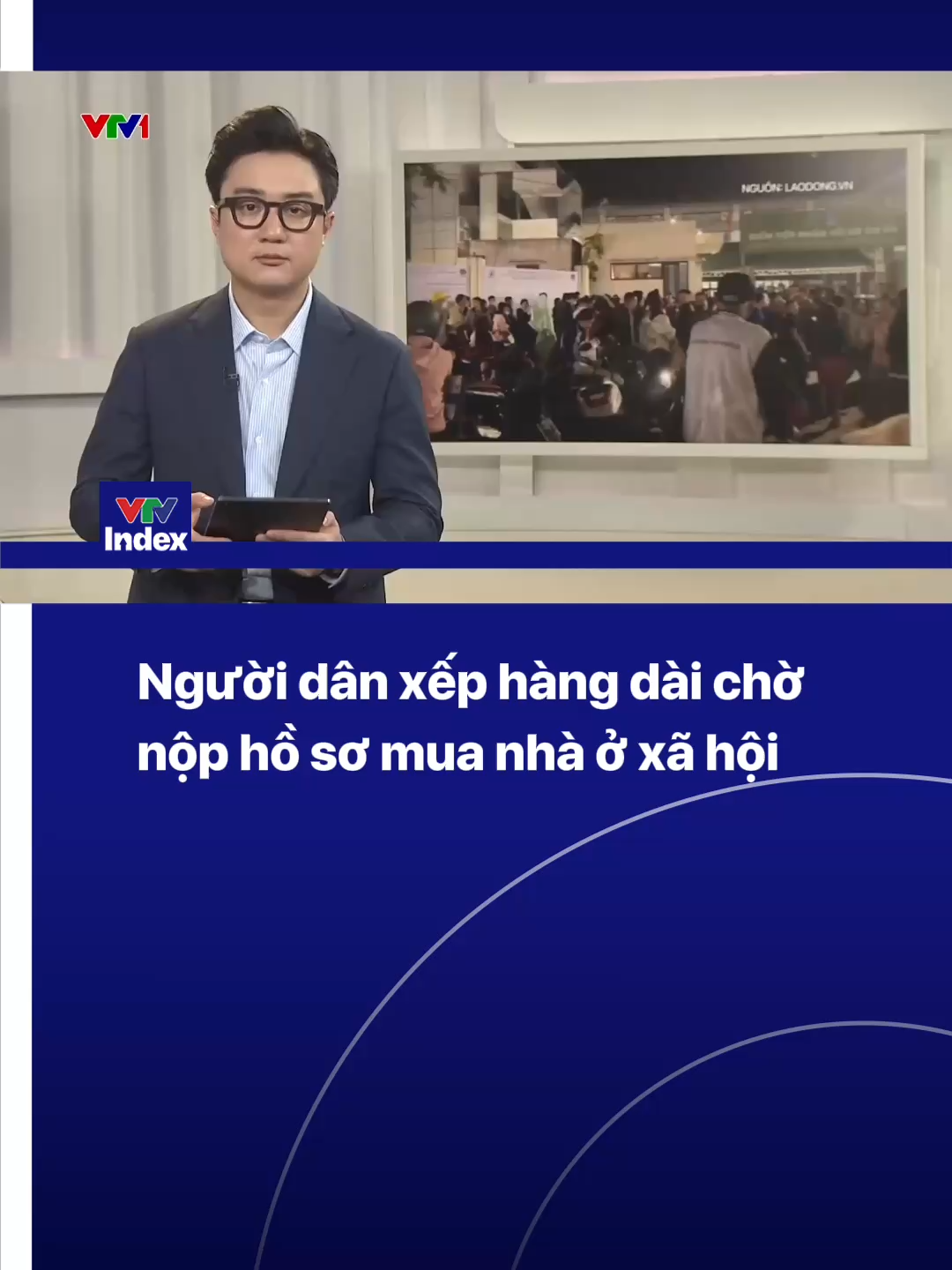 Sáng nay 17/11, dự án nhà ở xã hội tại tòa CT3, thuộc ô đất CT3-CT4, Khu đô thị mới Kim Chung, xã Thiên Lộc, Hà Nội đã chính thức tiếp nhận hồ sơ đăng ký mua, thuê và thuê mua nhà ở xã hội. Việc nhiều người có mặt từ rất sớm để mong mua được một căn hộ là điều dễ hiểu. Nhưng để tạo thuận lợi cho người dân, một số chủ đầu tư đã chủ động xây dựng chuỗi giải pháp minh bạch, công bố hướng dẫn chi tiết để người dân dễ dàng tiếp cận dự án một cách công bằng và hạn chế tối đa những sự cố không đáng có. #vtvindex