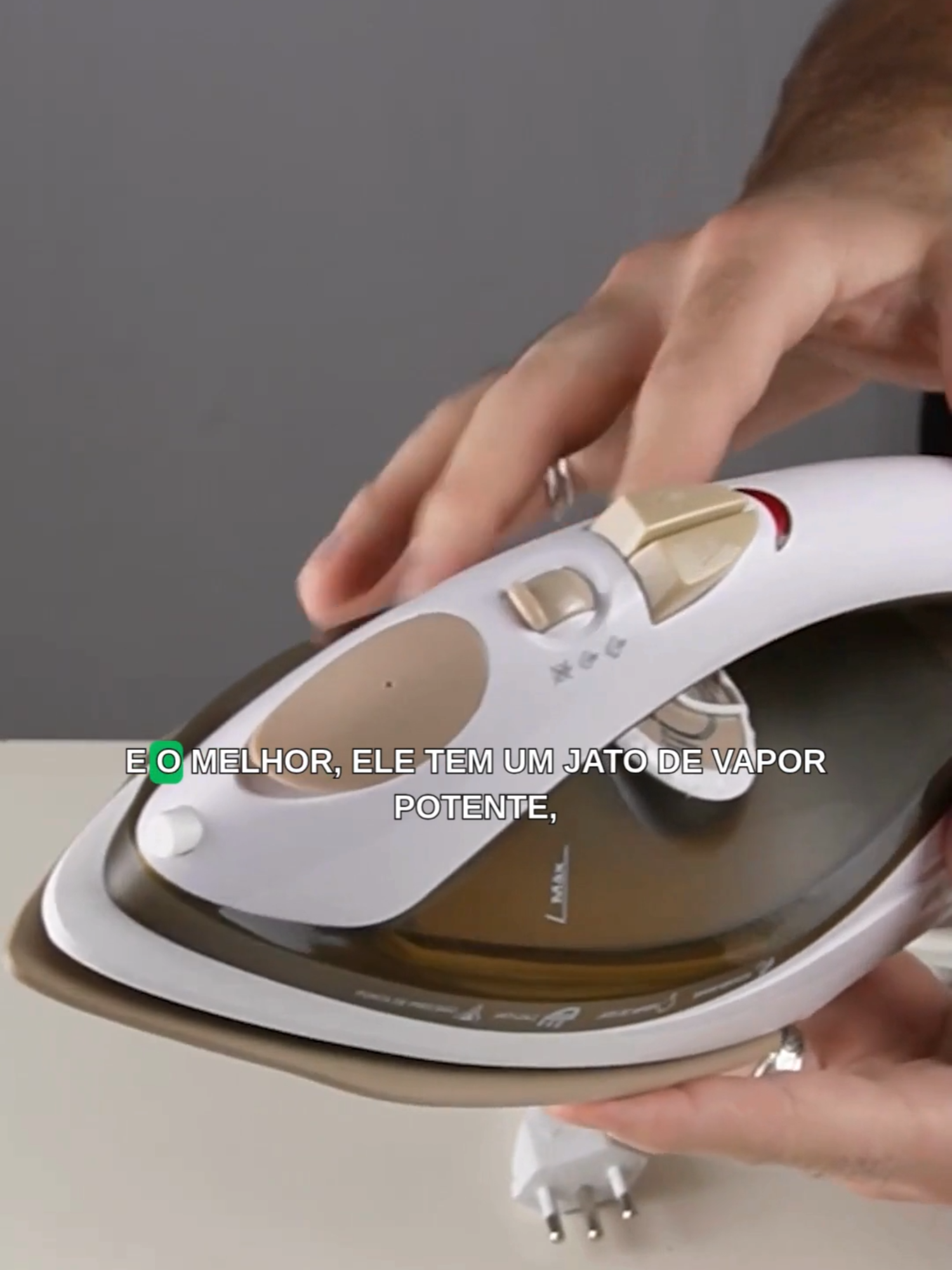 Roupas lisinhas sem sofrimento 😍👕 O ferro a vapor Oster desliza fácil, tem jato de vapor horizontal e vertical e cuida até dos tecidos mais chatinhos 💨✨ Base antiaderente, microfuros de vapor e sistema anticalcario pra mais durabilidade e praticidade no dia a dia 🙌 Clica no carrinho e confere o preço que tá imperdível 👇🛒 #Casa #DiaADia #Rotina #Roupas #FerroDePassar #Vapor #CuidadosComAsRoupas #Organizacao #Lavanderia #DonaDeCasa #UtilidadesDomesticas #Praticidade #CasaPerfeita #Achadinhos #Achados #AchadosShopee #ShopeeFinds #TikTokMadeMeBuyIt #TikTokShop #ComprasOnline #Comprinhas #TikTokBrasil #Foryou #ParaVoce #Explorar #Fyp #Viral #Tendencia #Feed #DicaDoDia #Produtos #Promocao #VidaReal #VemVer #DicaTikTok #DicasDeCasa #Dicas #Dicas_Utilidades