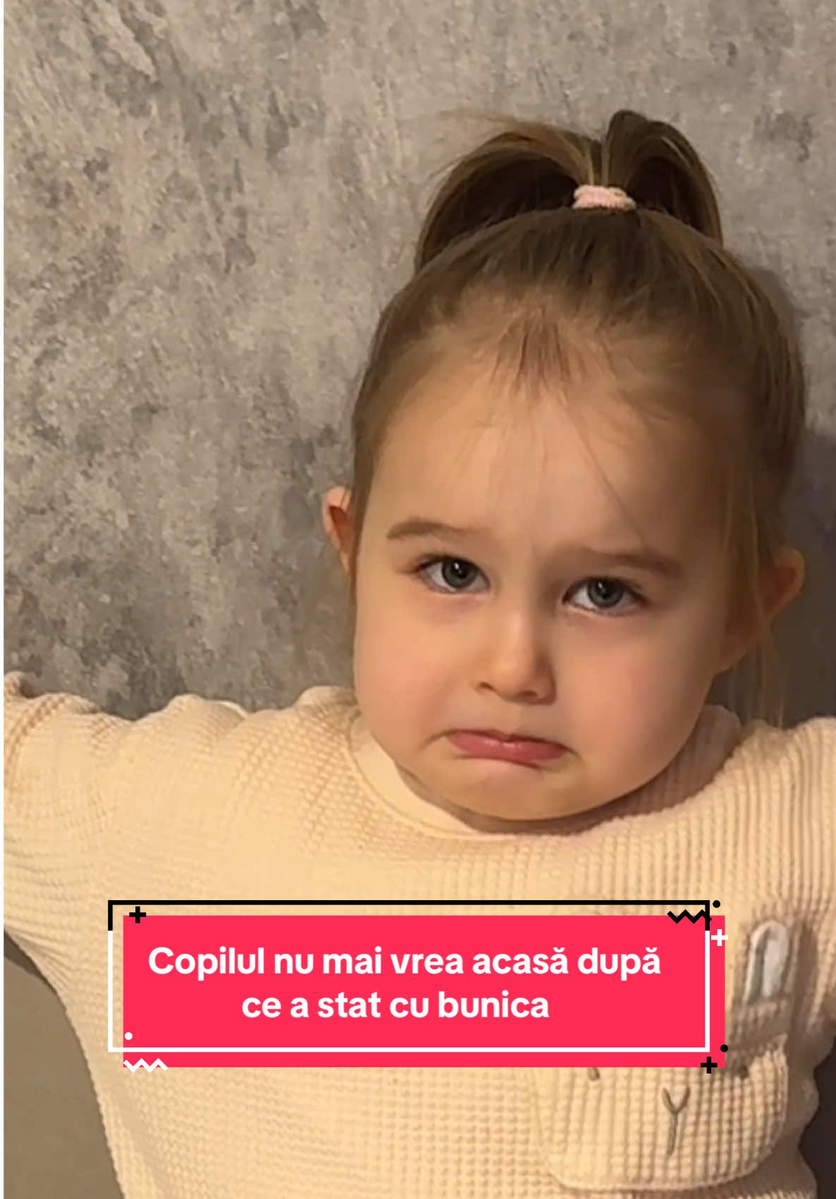 Efectiv, i-am stricat ziua 😭 și voi pățiți așa? #copil #amuzant #bunici #parinti #fyp În acest videoclip, Eliza și Răzvan merg să o ia pe Eva după câteva zile petrecute la bunica ei. Când o văd, îi găsesc într-o stare extrem de amuzantă: Eva aproape că se apucă de plâns când își dă seama că trebuie să plece acasă. Este fix acel moment clasic în care copilul nu mai vrea să se întoarcă la părinți, pentru că la bunici totul e permis, toate poftele sunt făcute și lumea e un mic paradis. Reacția Evei devine instant un moment comic și autentic, perfect recognoscibil pentru orice părinte.