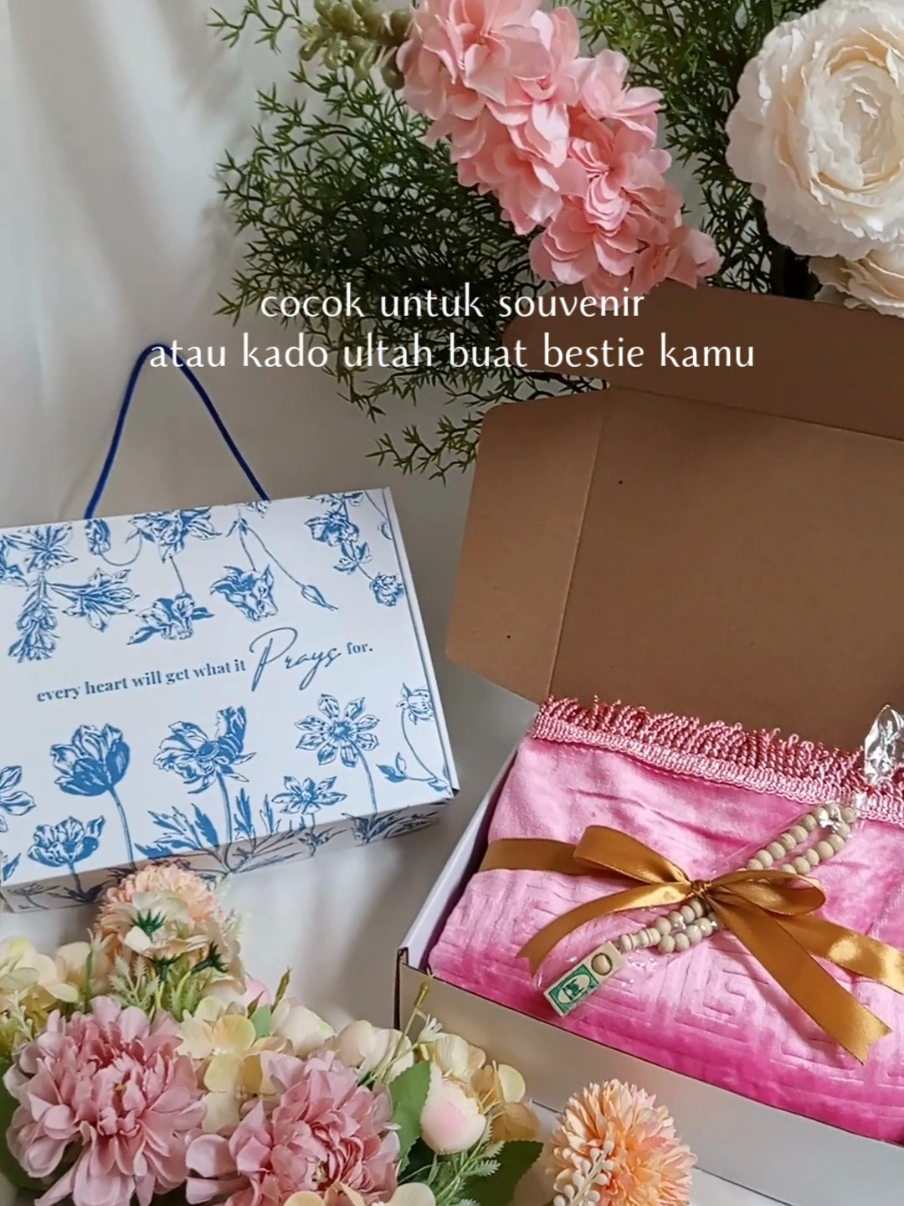 dua hampers yang cakep banget nih buat hadiah atau souvenir, ada single sajadah atau couple sajadah kamu mau pilih yg mana ? #souvenir #hampersmurah #hampers #weddinggift #fyp 