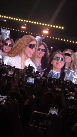 Cuál era la necesidad amiga? 🥹 pero igual saliste linda 🫰🏻 #conciertoshakira #shakiralima #lasmujeresnolloranlasmujeresfacturan #conciertolima #shakira2025